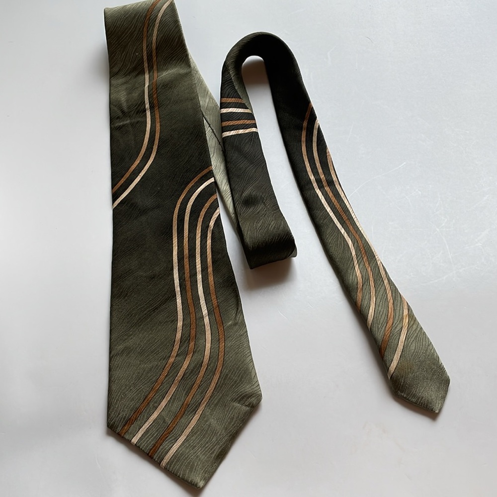 Sopranos bada bing 100% silk necktie tie green 57” X 4” has issues